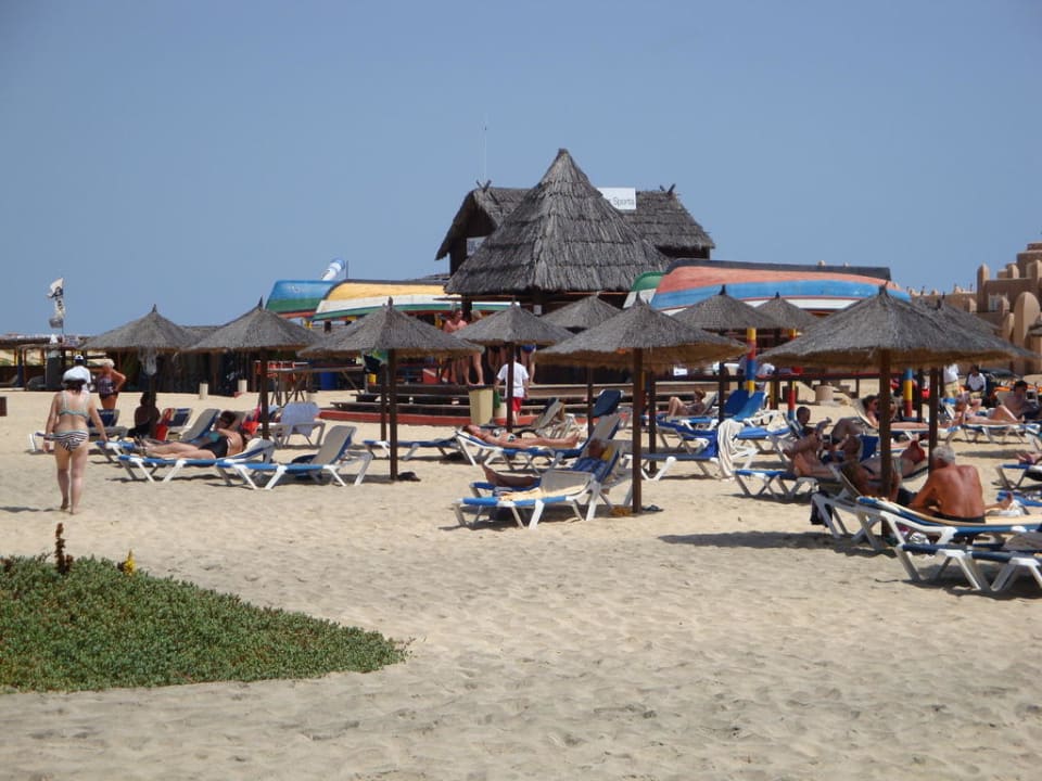 Beachbar mit Sonnenliegen Hotel Riu Funana