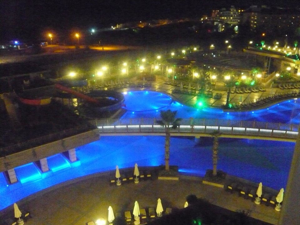 Balkonblick bei Nacht Diamond Excellence Resort & Spa