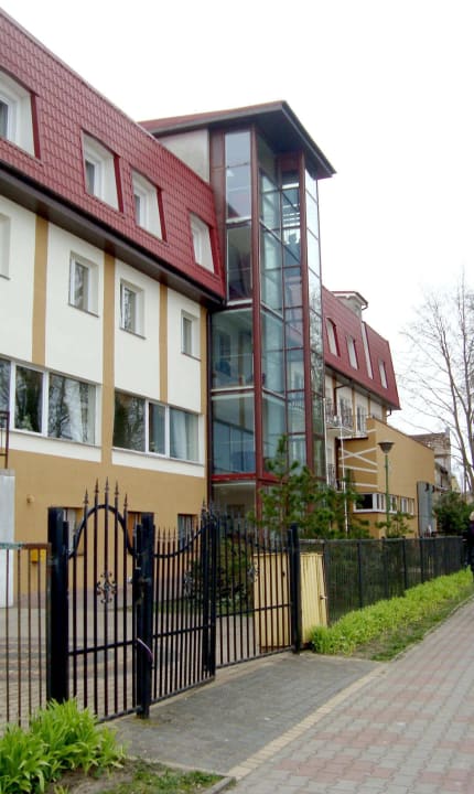 Hotel hinten mit neuem Fahrstuhl Jantar
