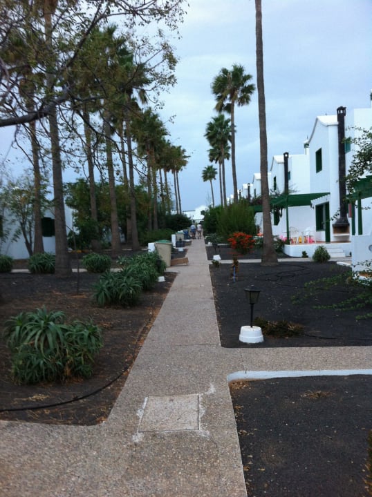 Weg vom Bungalow i.d. Außenwelt Hotel Hyde Park Lane