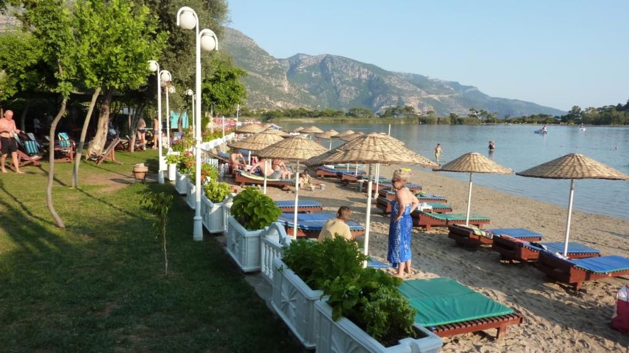 Blick zum Strand vom Garten aus Hotel Meri