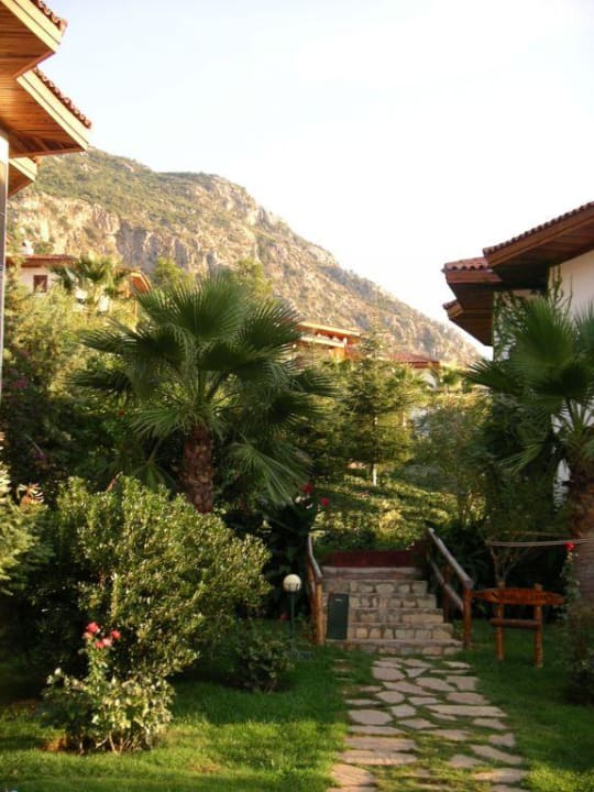 Zwischen den Gebäuden, vom Pool aus Montana Pine Resort