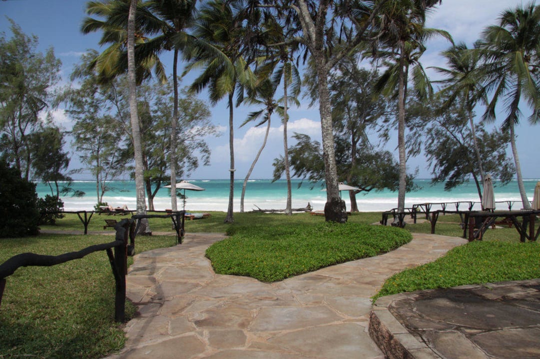 Vom Pool zum Ozean Nomad Beach Resort