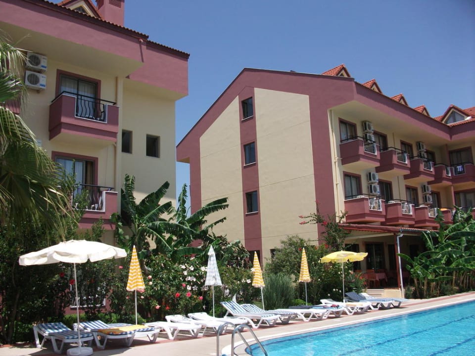 Haupt- und Nebengebäüde Silver Hotel