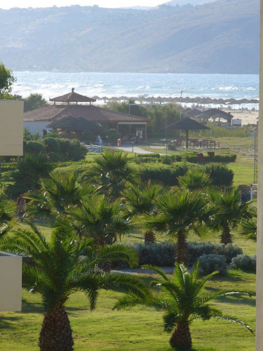 Blick auf die anliegende Strandbar Vantaris Palace