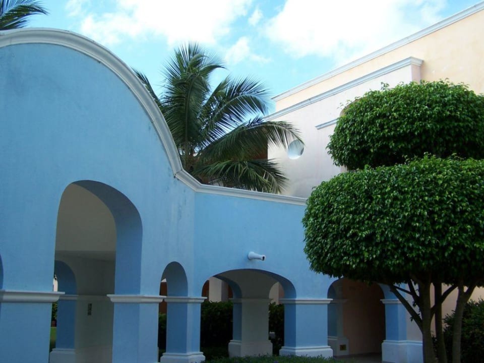 Überdachter Gang zwischen Gebäude 5 und 6 Iberostar Selection Hacienda Dominicus
