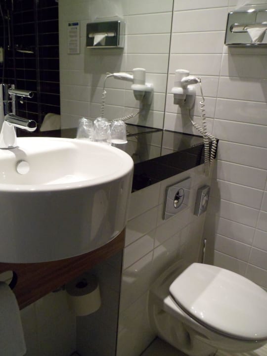 Waschbecken - nicht für kleine Leute Holiday Inn Express Augsburg