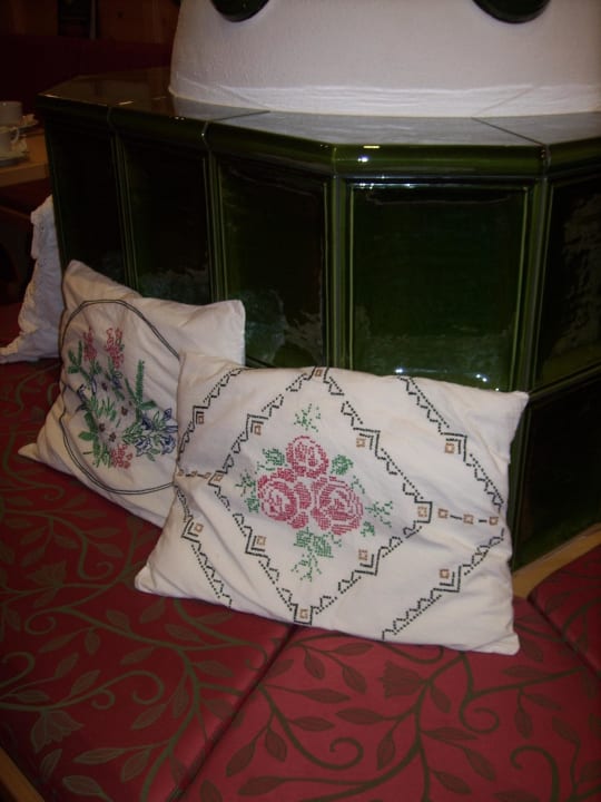 Ofenbank mit Omas Kissen im Frühstücksraum Pension Oberreiter Fusch