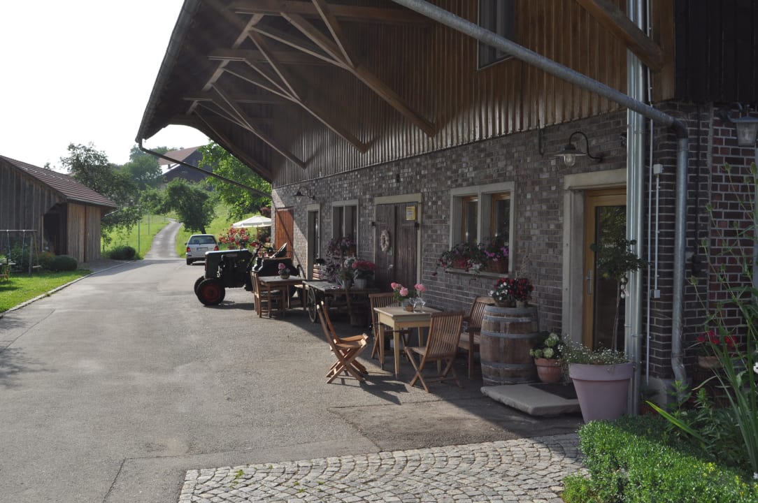 Vor der Scheune  Landhotel Martinsmühle