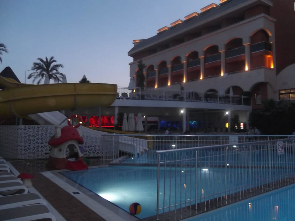 Kinderbereich am Pool Dream World Resort & Spa