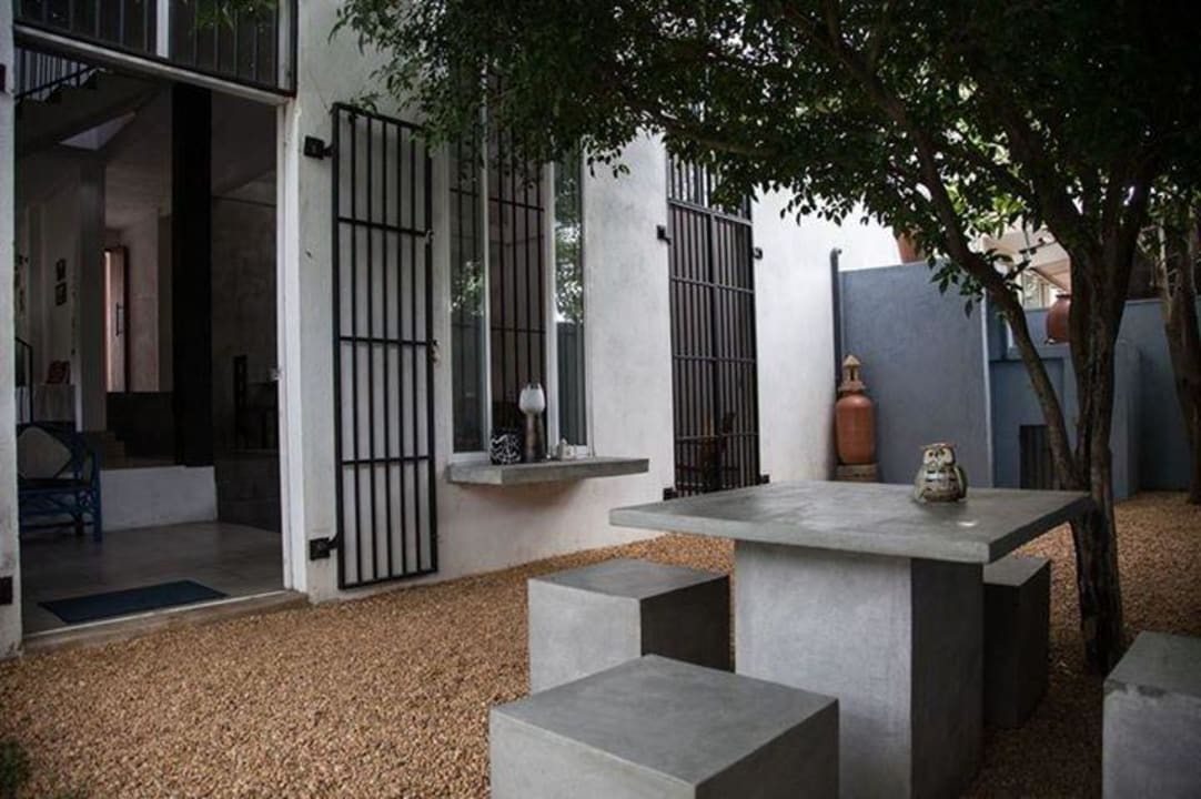 Back Yard Hotel Palm Nest