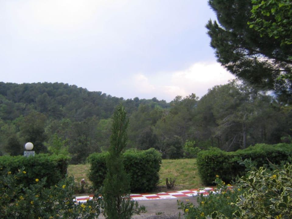 Ausblick von der Terrasse ins Grüne Hotel Le Mas d'Artigny