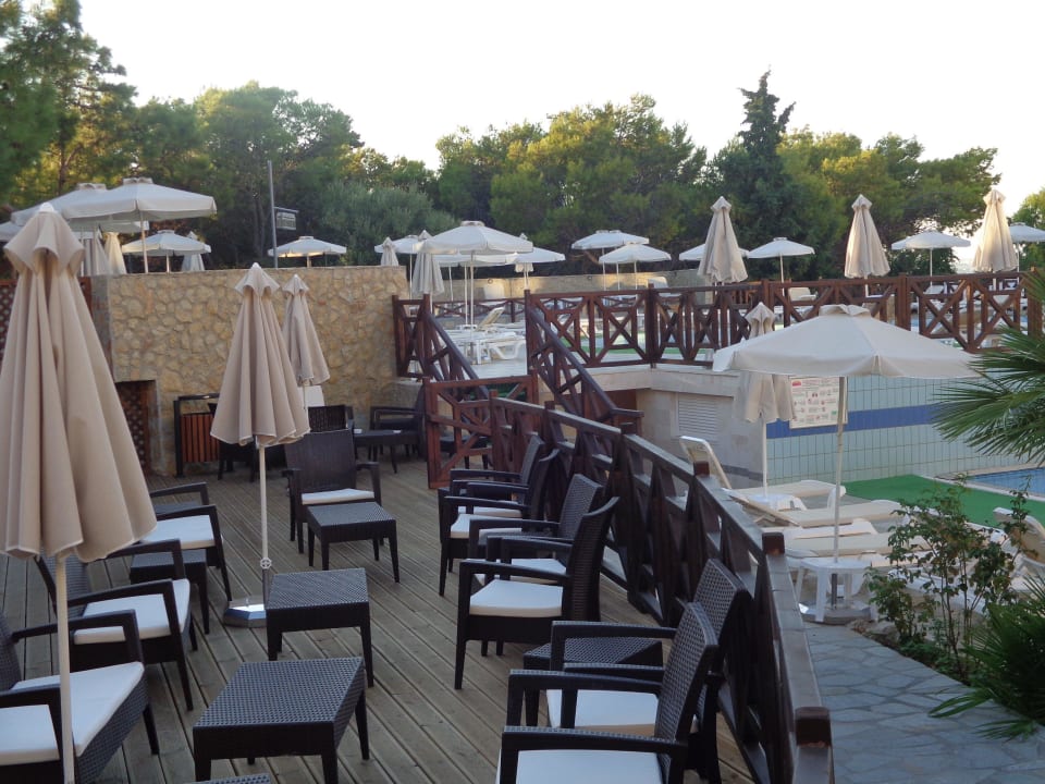 Poolanlage an der Rezeption Hotel Kalithea Horizon Royal