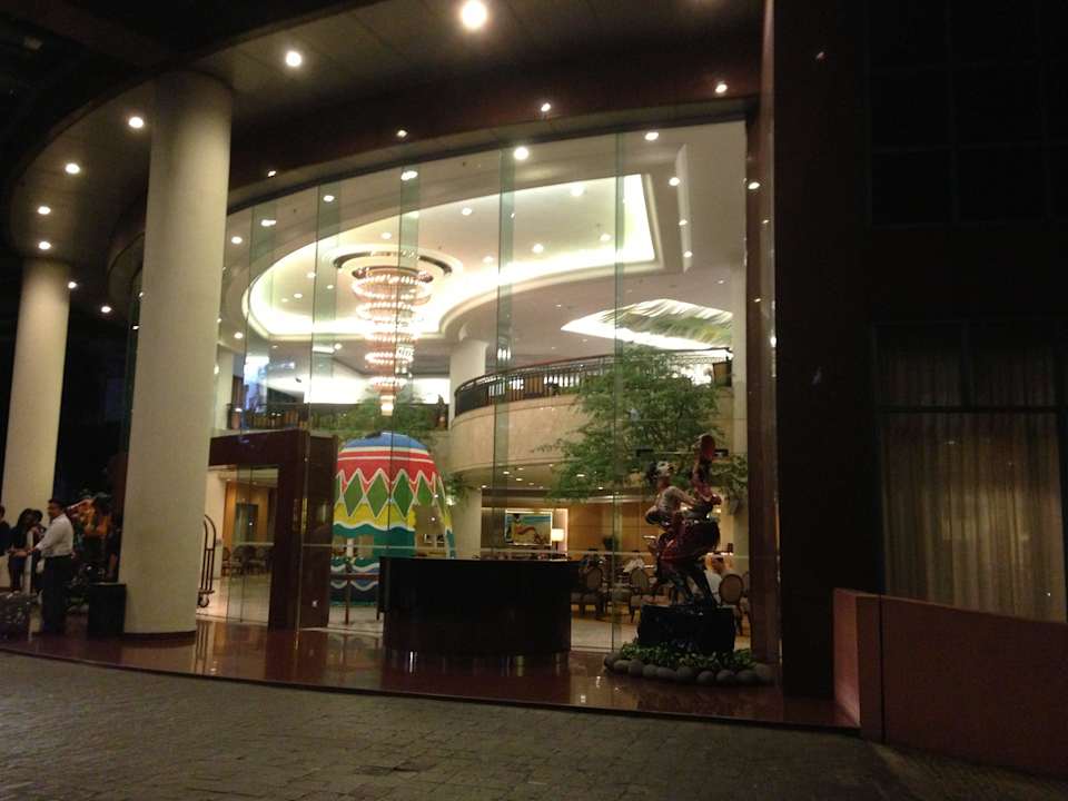 Eingangshalle von aussen Hotel Ciputra Jakarta