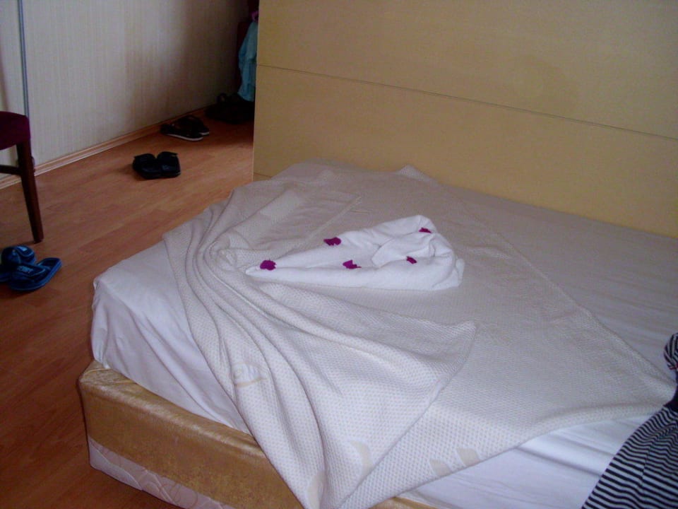 Liebevoll hergerichtetes Bett Hane Family Resort