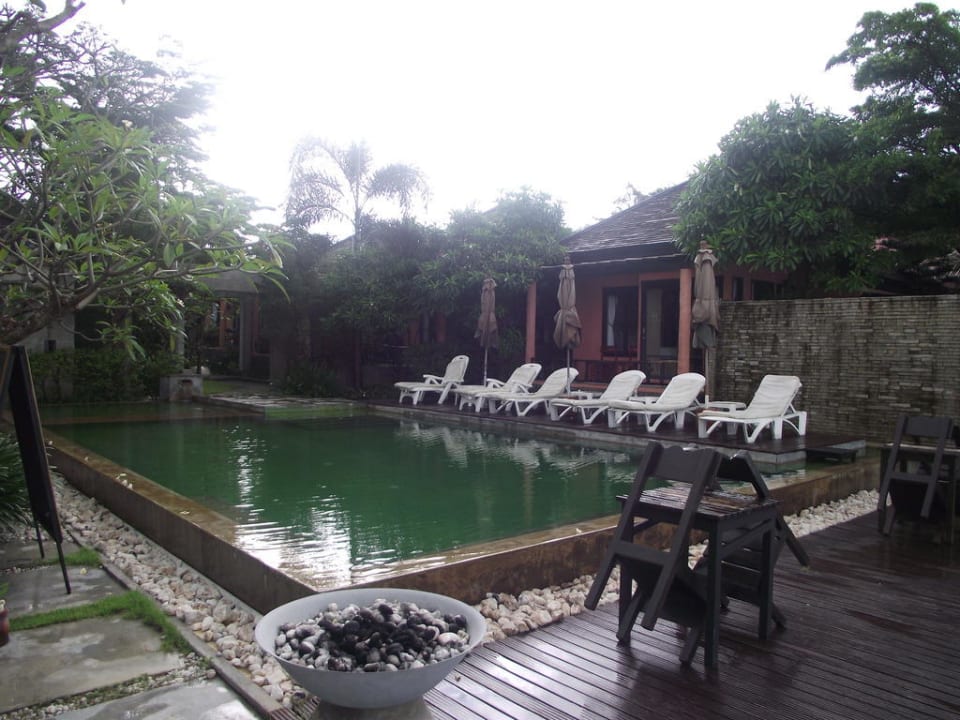 Pool nach Regen Punnpreeda Beach Resort