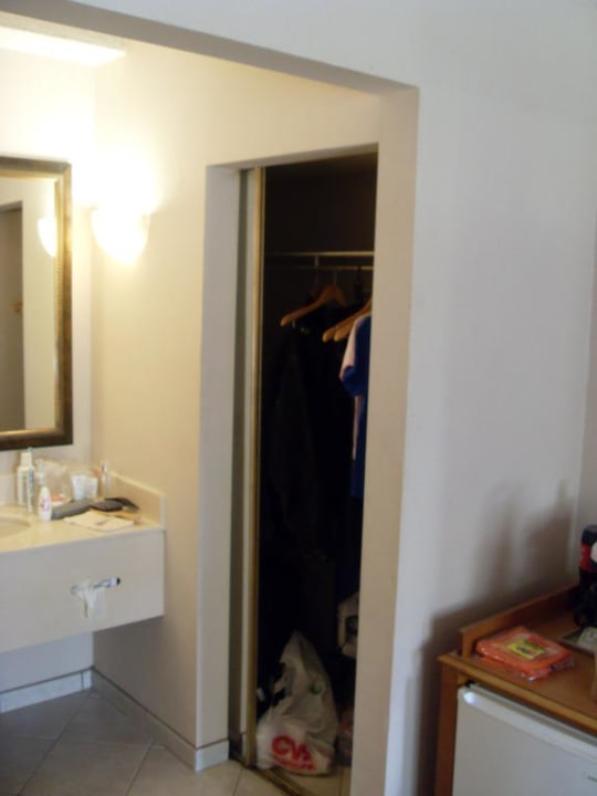 Waschbecken und Wandschrank  24 North Hotel Key West