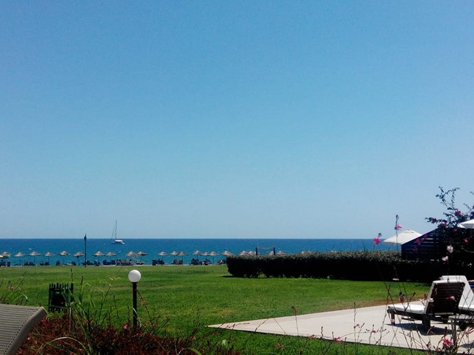 Blick von der Anlage zum Strand Asterias Beach Resort