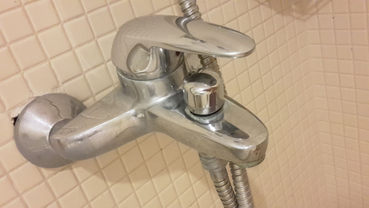 Verkalkter Wasserhahn in der Dusche TUI BLUE Xanthe