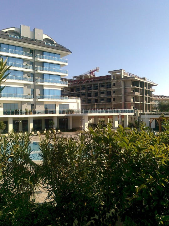 Auch neu. Rechts da neben Commodore Elite Suites & Spa - Adults only