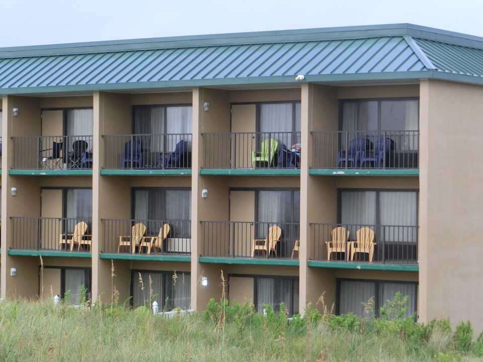 Blick auf den "Querriegel" des Hotels von den Dünen Quality Inn Carolina Oceanfront