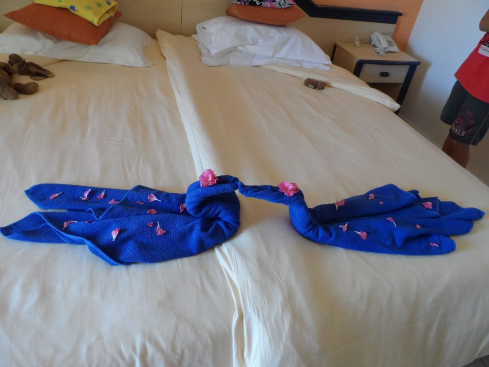 Küssende Schwäne aus Badetüchern Iberostar Waves Mehari Djerba