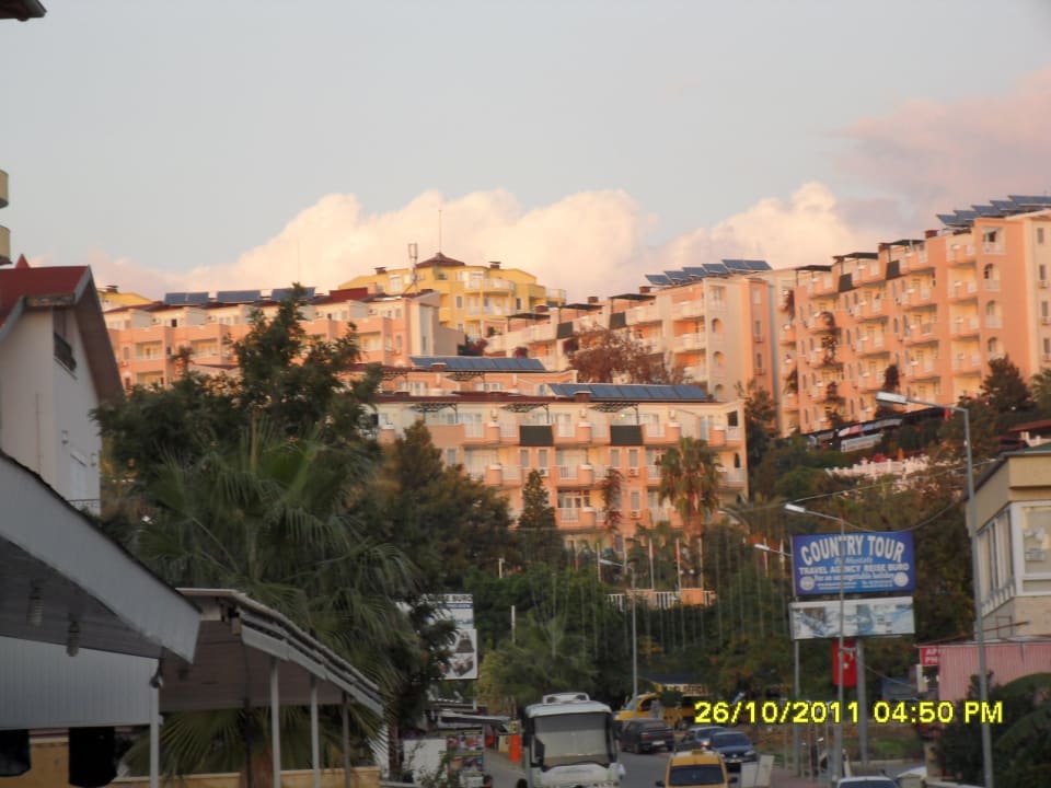 Blick von der Straße zum Hotel Hotel Club Paradiso