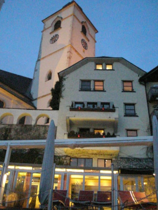 Blick vom Pool auf das Hotel Romantik Hotel Im Weissen Rössl