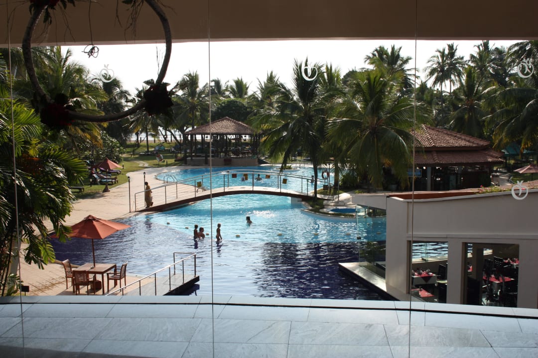 Вид на бассейн из рецепшина Occidental Eden Beruwala, a member of Barcelo Hotel Group