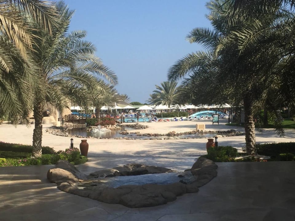 Wyjście z hotelu widok na basen  Fujairah Rotana Resort & Spa