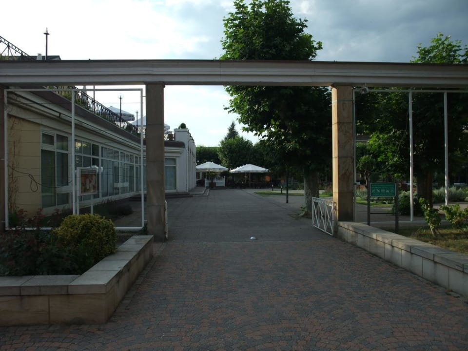 Eingang zur Gartenwirtschaft Kurpark-Hotel Bad Dürkheim