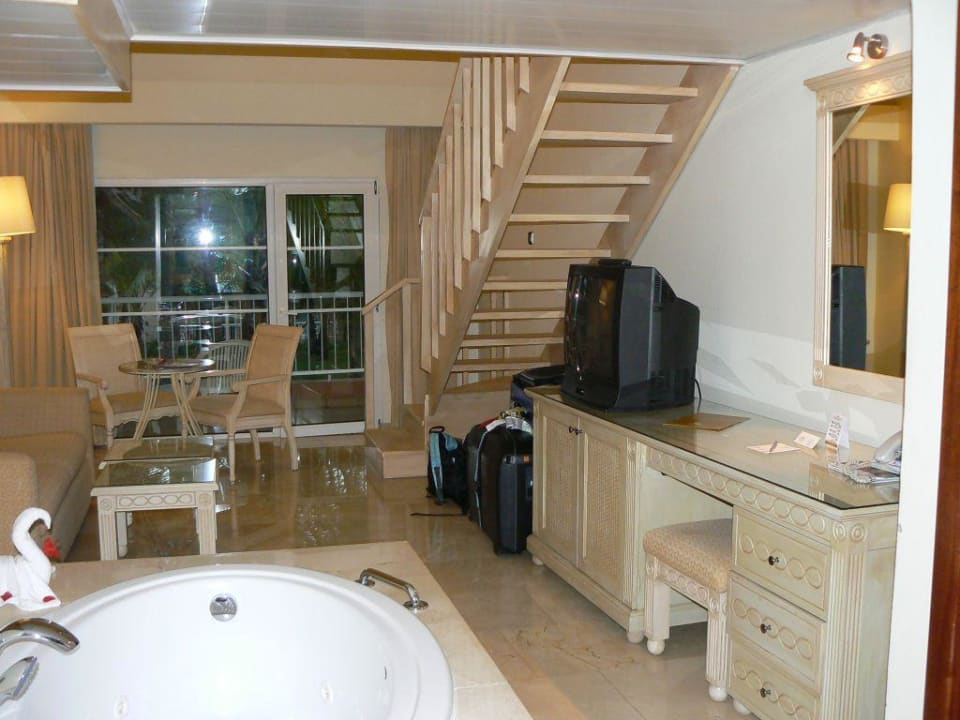 Zimmer über zwei Etagen, vorne Sprudelwanne Hotel Grand Palladium Palace Resort, Spa & Casino