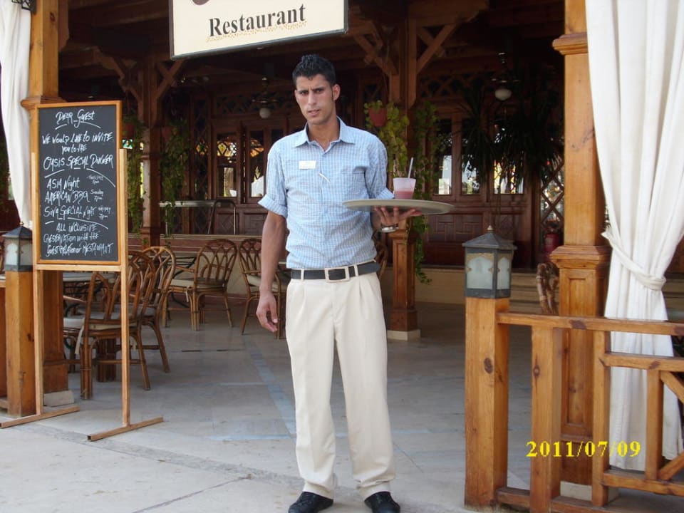 Einer unserer nettesten Strandkellner  Siva Grand Beach