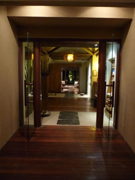 Blick vom Eingang zur Rezeption Veranda Pointe aux Biches Hotel