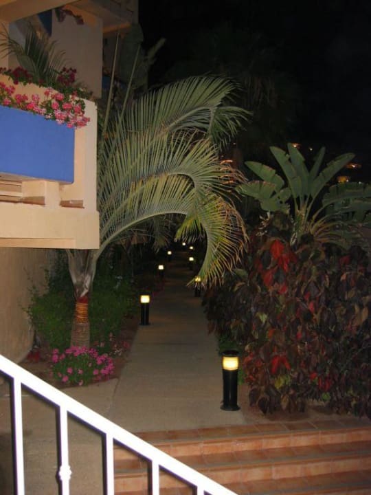 Abends in der Gartenanlage Club Hotel Drago Park