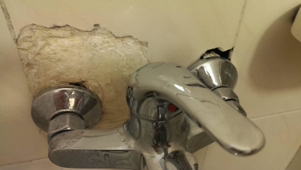 Bad im Standardzimmer Hotel Golden Fox