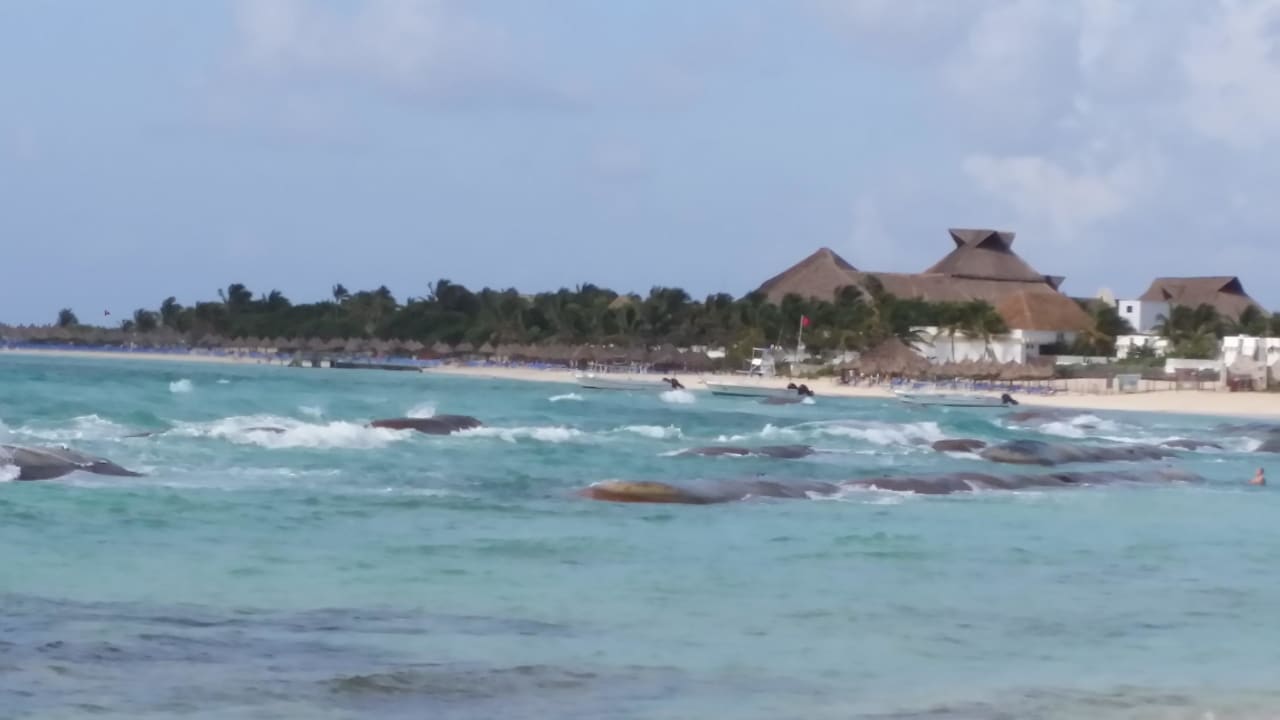 Blick in Richtung des nächsten Hotels Bahia Principe Grand Tulum
