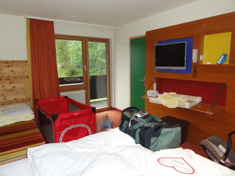 Zimmer, Blick zum Balkon Familienhotel Lagant