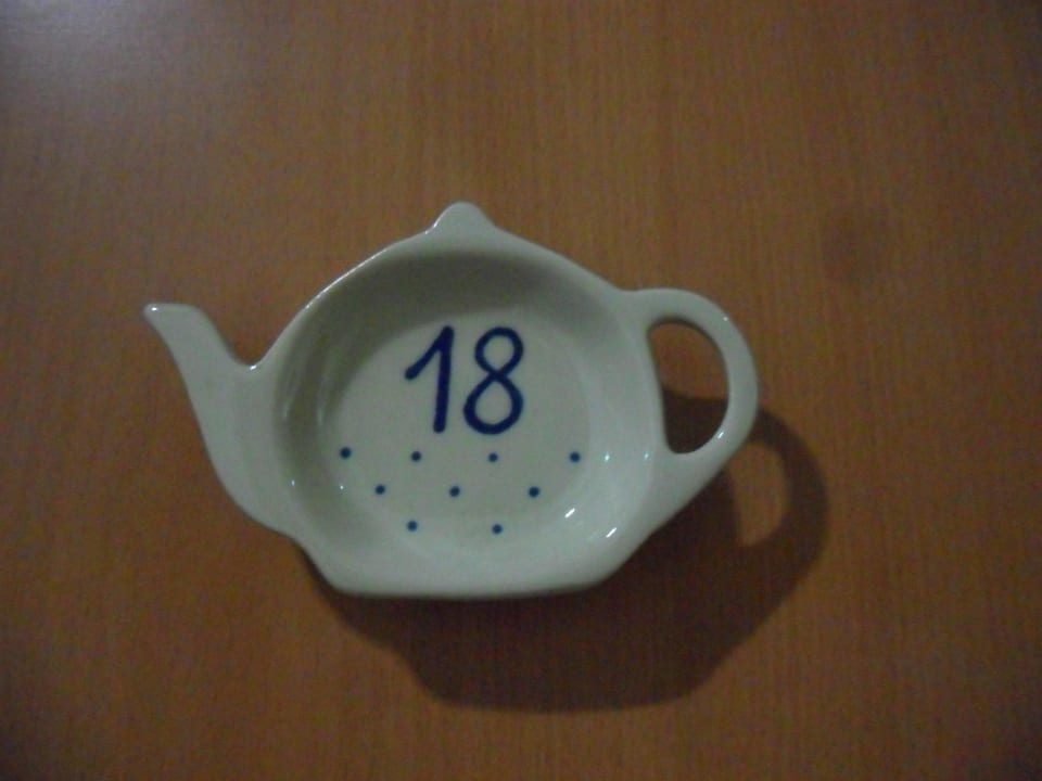 Eine kl. Kanne als Zimmer-Nr. Keramik Hotel Rheinsberg
