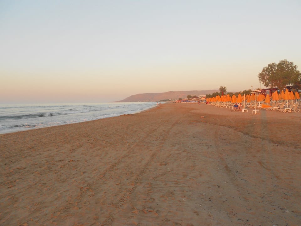 Hotelstrand in der Abenddämmerung Vantaris Luxury Beach Resort