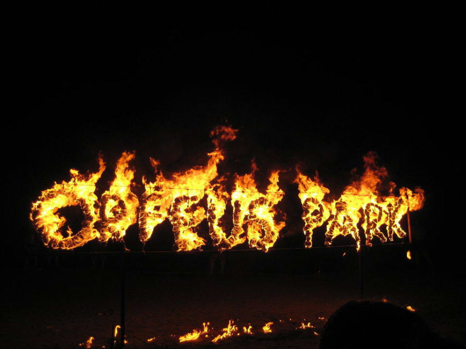 Brennender Schriftzug Orfeuts Park bei der Beachparty Hotel Orfeus Park