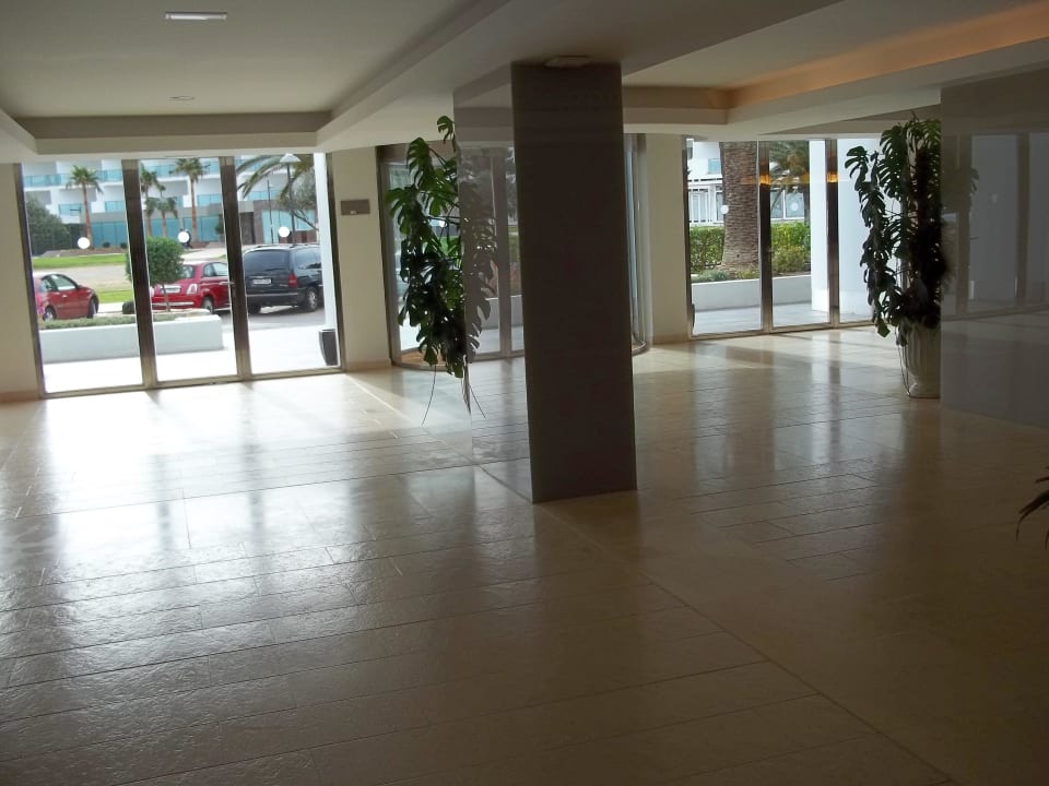 Sehr heller Eingangsbereich allsun Hotel Bahia del Este