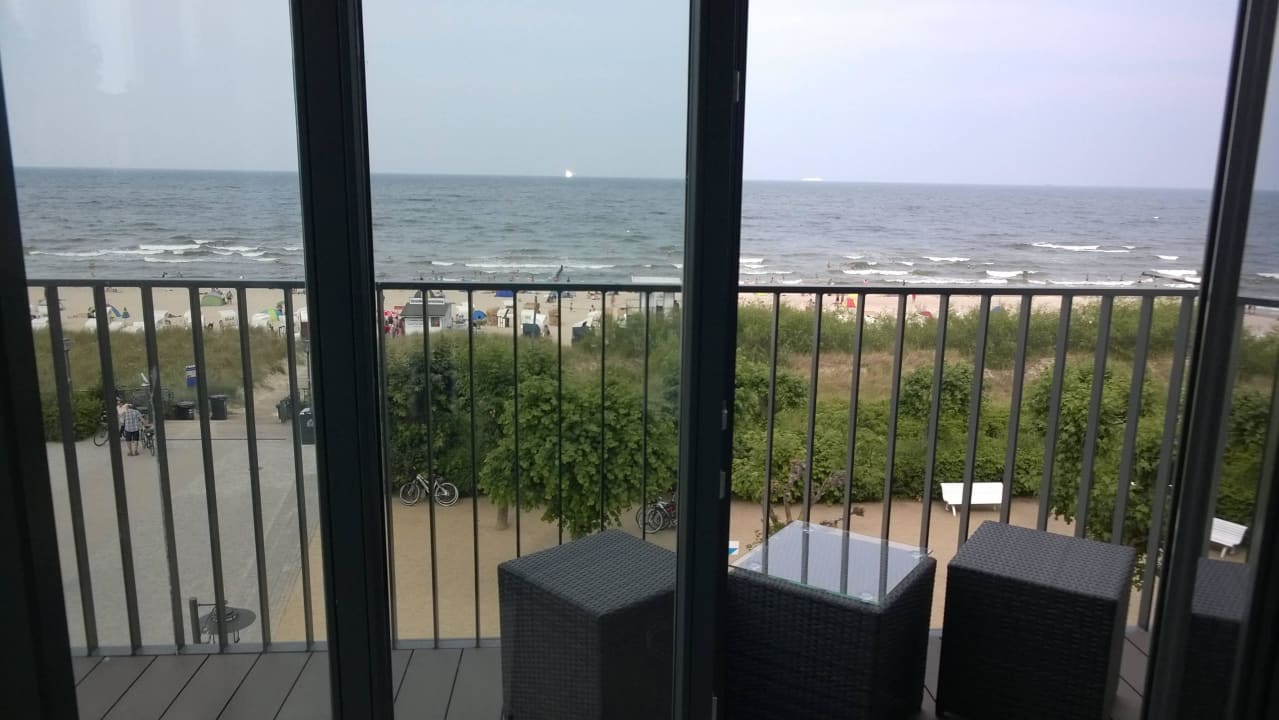 Schmaler Balkon mit nicht so gemütlichen Sitzmöbel SEETELHOTEL Kaiserstrand Beachhotel