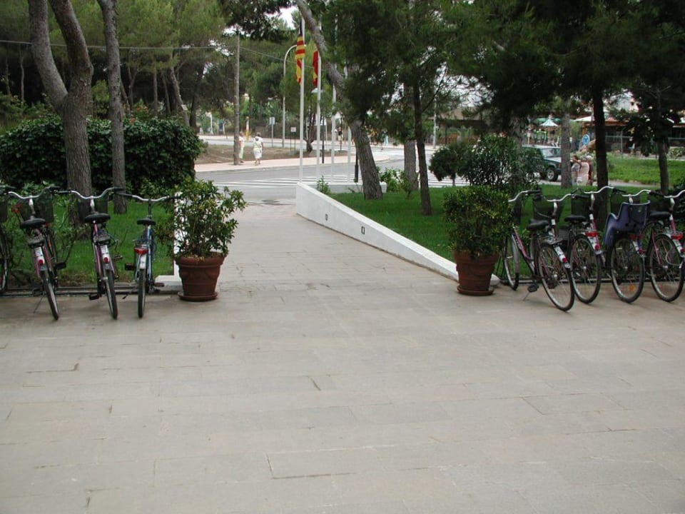 Fahrradständer beidseits vor Hoteleingang Hipotels Bahia Grande