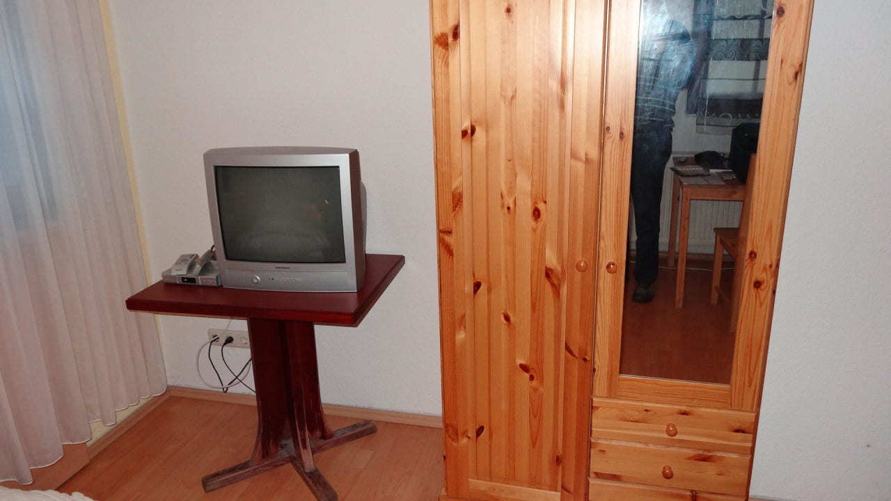 Ausgedienter Kneipentisch für den Grundig Fernsehe Hotel Pension zu Dresden Altpieschen