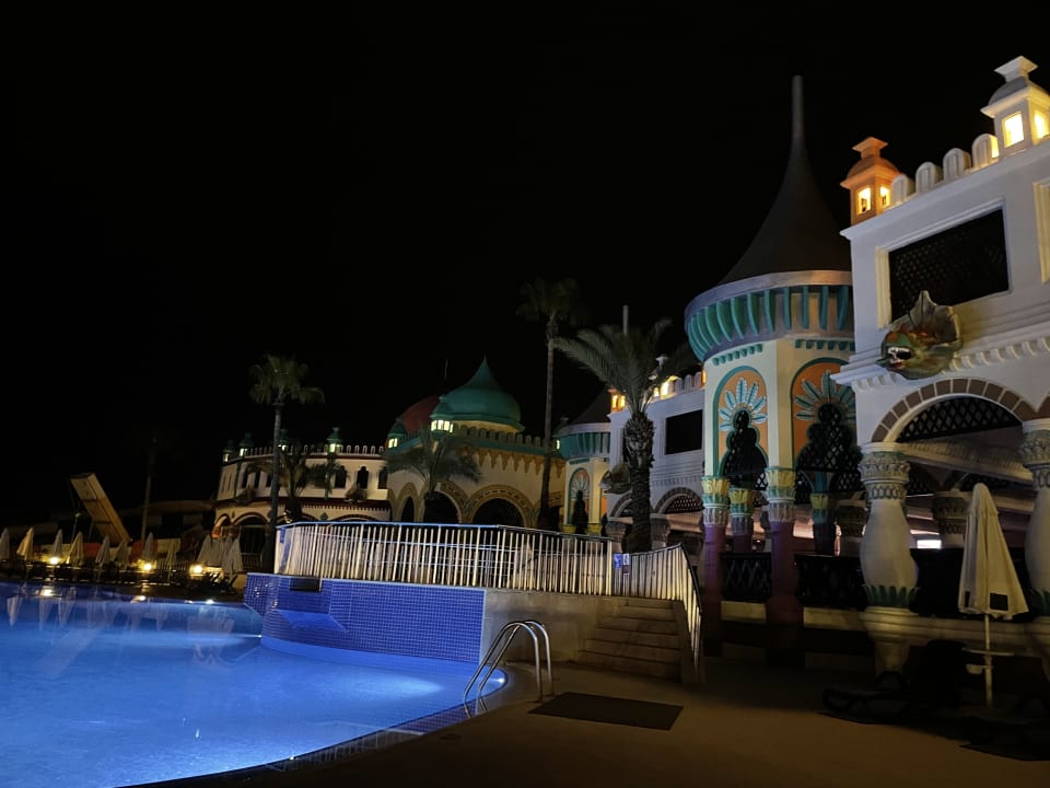 Pool Kamelya Aishen Club