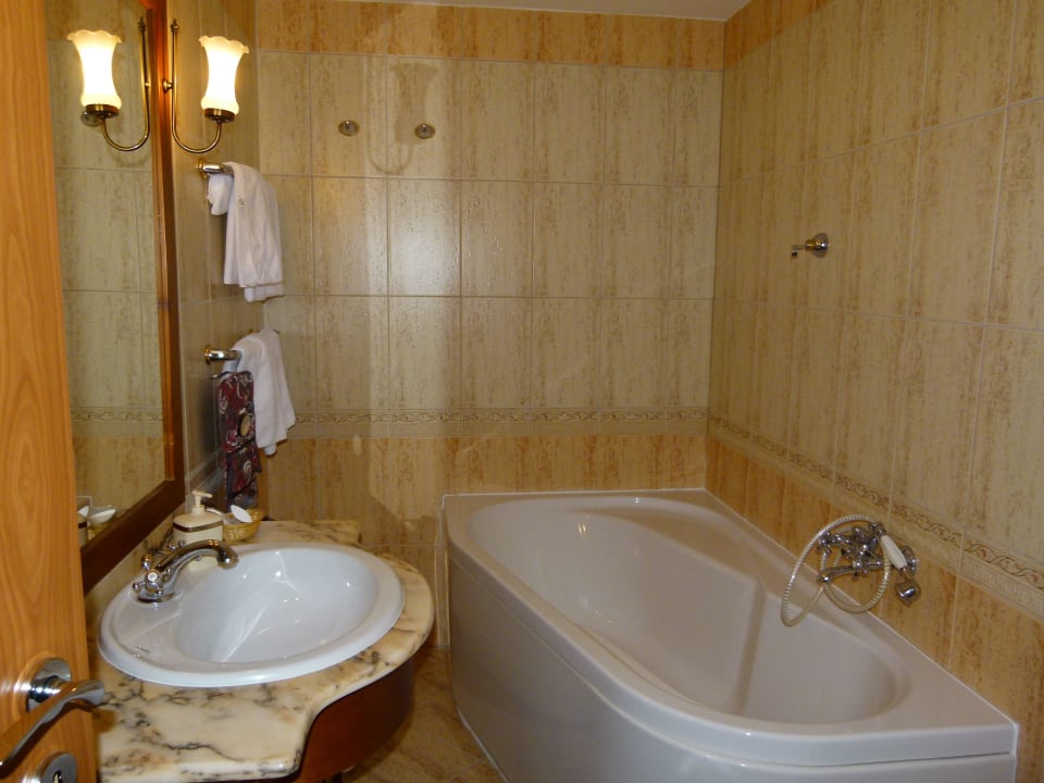 Badezimmer Familienappartement Garden Hotel Wellness és Konferencia