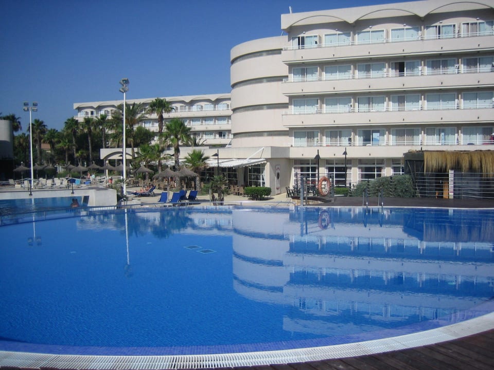 Außenanlage im oberen Bereich Eix Platja Daurada Hotel & SPA