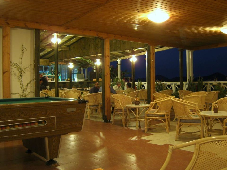 Barbereich am Abend Elounda Residence Resort & Waterpark