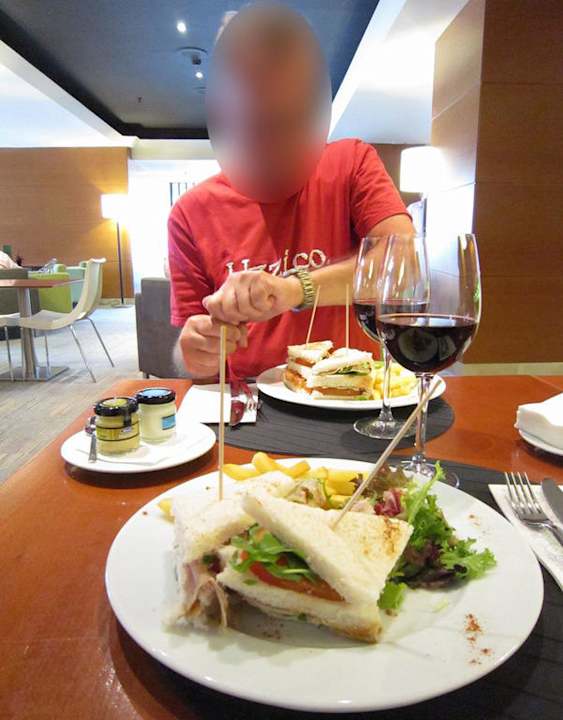 Lunch in the Eclectik Bar Hotel Torre Catalunya